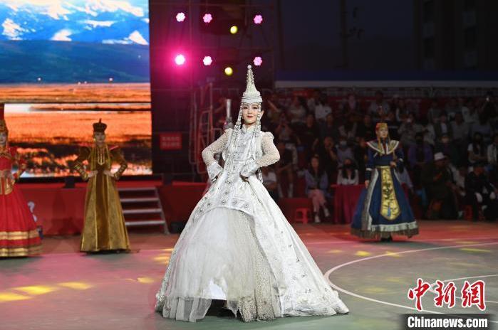 圖為開幕式現(xiàn)場(chǎng)蒙古族服飾秀。李亞龍 攝</p>
<p>
