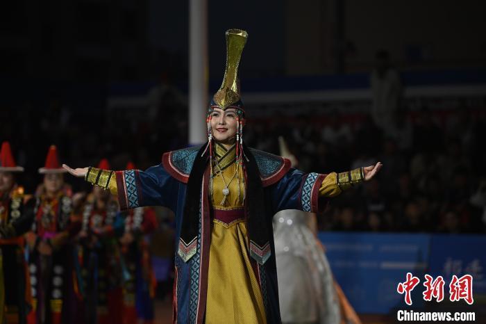 圖為開幕式現(xiàn)場(chǎng)蒙古族服飾秀。李亞龍 攝