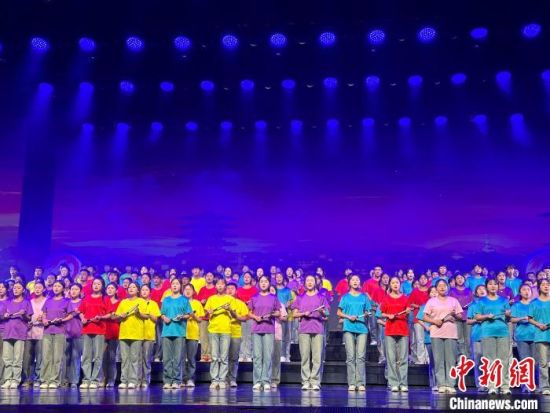 5月28日晚，“詩(shī)意甘肅·絲路長(zhǎng)風(fēng)三千里”——月出涼州·武威詩(shī)會(huì)在甘肅省武威市漢唐天馬城舉行。楊娜 攝