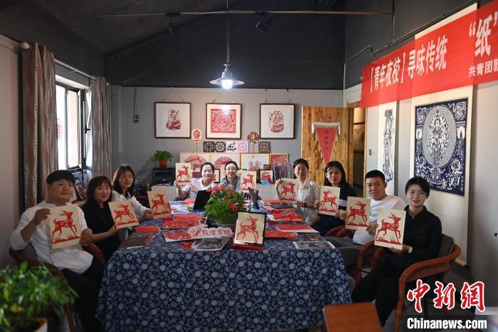 6月6日，在甘肅敦煌青年夜校課程中，青年學(xué)員展示學(xué)習(xí)敦煌非遺剪紙的成果。