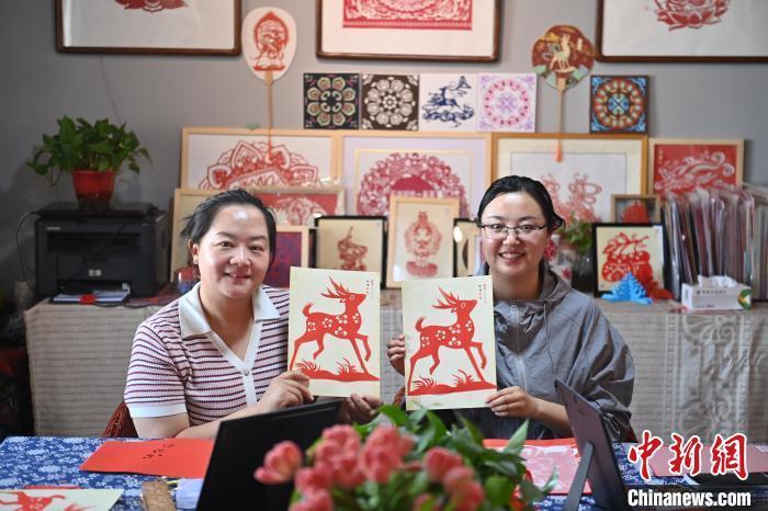 6月6日，在甘肅敦煌青年夜校課程中，青年學(xué)員展示學(xué)習(xí)敦煌非遺剪紙的成果。李亞龍 攝　　