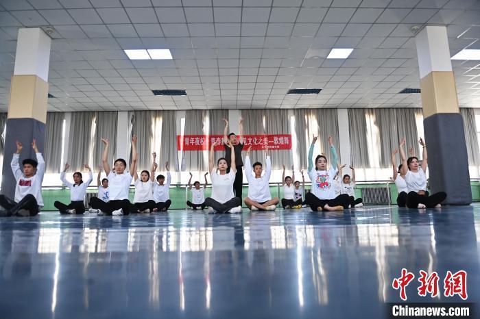 6月6日，在甘肅敦煌青年夜校課程中，青年學(xué)員學(xué)習(xí)敦煌舞課程。李亞龍 攝　　