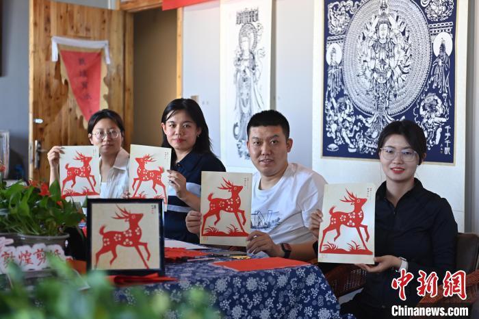 6月6日，在甘肅敦煌青年夜校課程中，青年學(xué)員展示學(xué)習(xí)敦煌非遺剪紙的成果。李亞龍 攝　　