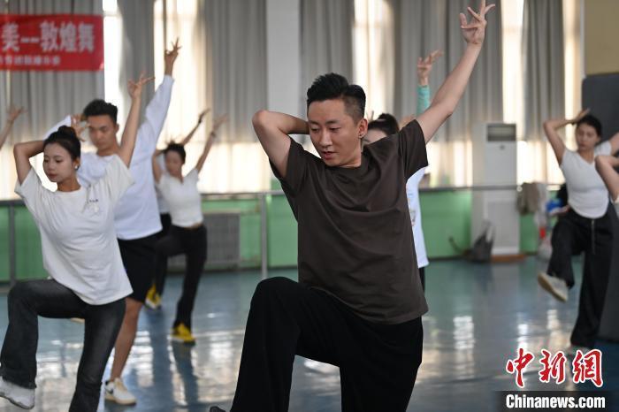 6月6日，在甘肅敦煌青年夜校課程中，青年學(xué)員學(xué)習(xí)敦煌舞課程。李亞龍 攝　　