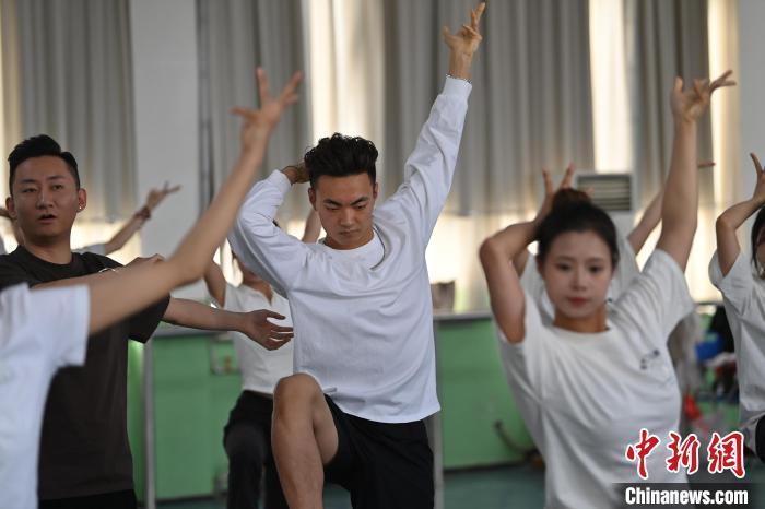 6月6日，在甘肅敦煌青年夜校課程中，青年學(xué)員學(xué)習(xí)敦煌舞課程。李亞龍 攝　　