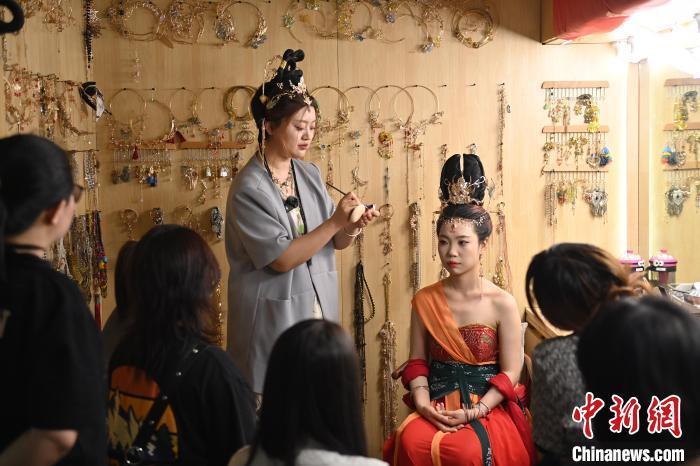 6月6日，在甘肅敦煌青年夜校課程中，青年學(xué)員學(xué)習(xí)敦煌美妝課程。李亞龍 攝