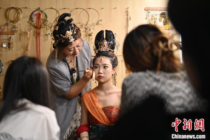 6月6日，在甘肅敦煌青年夜校課程中，青年學(xué)員學(xué)習(xí)敦煌美妝課程。李亞龍 攝　　