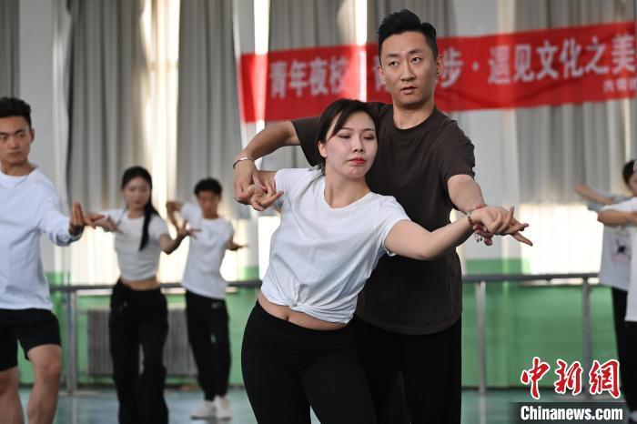 6月6日，在甘肅敦煌青年夜校課程中，學(xué)員學(xué)習(xí)敦煌舞課程。李亞龍 攝　　