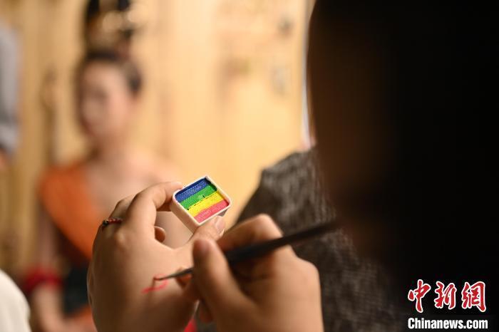 6月6日，在甘肅敦煌青年夜校課程中，青年學(xué)員學(xué)習(xí)敦煌美妝課程。李亞龍 攝　　