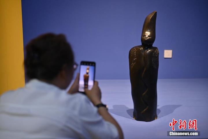 圖為游客拍攝蛇紋石作品《貴婦人》。中新社記者 李亞龍 攝