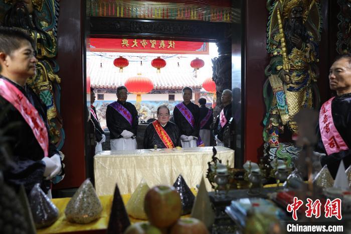 6月21日，“2024(甲辰年)兩岸共祭人文始祖伏羲典禮”在臺(tái)灣新北舉行。擔(dān)任主祭官的先嗇宮董事長(zhǎng)、中國(guó)國(guó)民黨前秘書長(zhǎng)李乾龍(中)出席典禮并擔(dān)任主祭官。中新社記者 張曉曦 攝