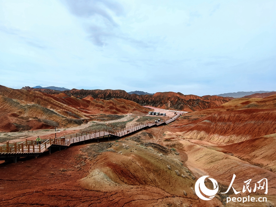 雨后的七彩丹霞，顏色格外艷麗。人民網(wǎng) 黃津曉虎攝