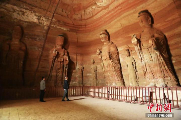 7月15日，游人參觀甘肅省平?jīng)鍪袥艽h百里石窟長廊中的南石窟寺1號窟。百里石窟長廊位于涇川縣境內(nèi)，由512個石窟、5眼窟中石井組成，現(xiàn)存王母宮石窟、鳳凰山石窟、南石窟寺、丈八寺石窟、羅漢洞石窟、太山寺石窟等規(guī)模較大的石窟群，還有數(shù)量眾多的小石窟群。南石窟寺開鑿于北魏永平三年，其中1號窟屬于大型七佛窟，七佛高達6米。中新社記者 李亞龍 攝