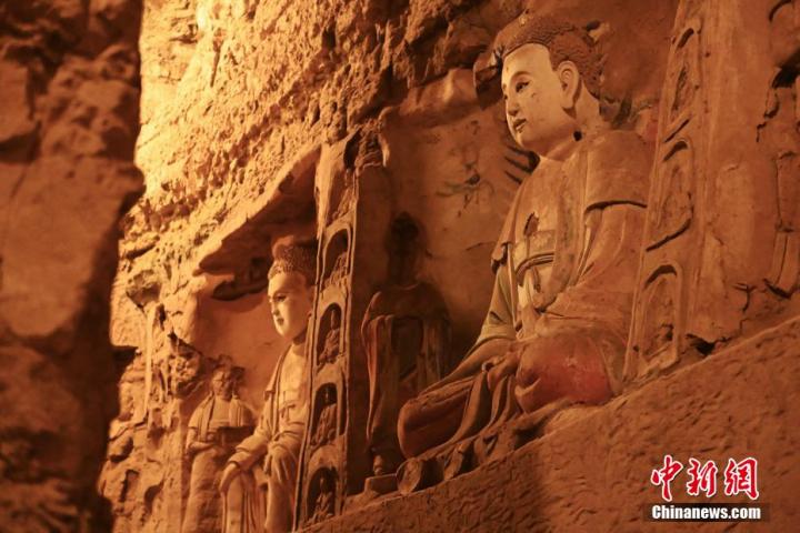 7月15日，甘肅省平?jīng)鍪袥艽h百里石窟長廊中的王母宮石窟造像。百里石窟長廊位于涇川縣境內(nèi)，由512個石窟、5眼窟中石井組成，現(xiàn)存王母宮石窟、鳳凰山石窟、南石窟寺、丈八寺石窟、羅漢洞石窟、太山寺石窟等規(guī)模較大的石窟群，還有數(shù)量眾多的小石窟群。王母宮石窟又名千佛洞，該窟設(shè)計宏大，造像生動，窟內(nèi)擁有造像數(shù)百尊，是較為珍貴的佛教文化歷史遺存。中新社記者 李亞龍 攝</p>
<p>