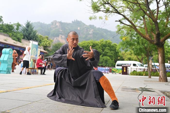 7月14日，甘肅省平?jīng)鍪嗅轻忌骄皡^(qū)內(nèi)，嵩山少林弟子展示武藝。7月13日至14日，“2024年北京體育大學(xué)第十五屆國際武術(shù)比賽交流大會暨首屆崆峒山國際武術(shù)大會”舉行，大會也在崆峒山景區(qū)進(jìn)行問道崆峒、武術(shù)高級研修班、崆峒拜師等系列活動。中新社記者 李亞龍 攝</p>
<p>