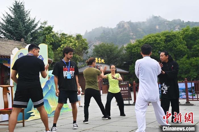 7月14日，甘肅省平?jīng)鍪嗅轻忌骄皡^(qū)內(nèi)，外籍武術(shù)愛好者學(xué)習(xí)崆峒派武術(shù)。7月13日至14日，“2024年北京體育大學(xué)第十五屆國際武術(shù)比賽交流大會暨首屆崆峒山國際武術(shù)大會”舉行，大會也在崆峒山景區(qū)進(jìn)行問道崆峒、武術(shù)高級研修班、崆峒拜師等系列活動。中新社記者 李亞龍 攝</p>
<p>