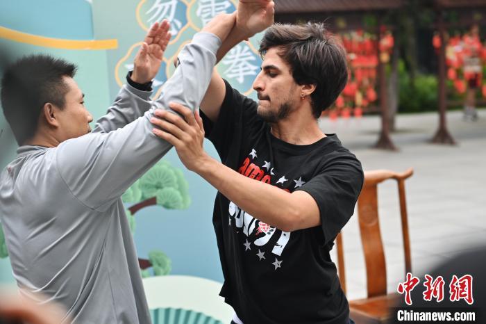 7月14日，甘肅省平?jīng)鍪嗅轻忌骄皡^(qū)內(nèi)，外籍武術(shù)愛好者(右)進(jìn)行忽雷太極拳切磋。7月13日至14日，“2024年北京體育大學(xué)第十五屆國際武術(shù)比賽交流大會暨首屆崆峒山國際武術(shù)大會”舉行，大會也在崆峒山景區(qū)進(jìn)行問道崆峒、武術(shù)高級研修班、崆峒拜師等系列活動。中新社記者 李亞龍 攝</p>
<p>