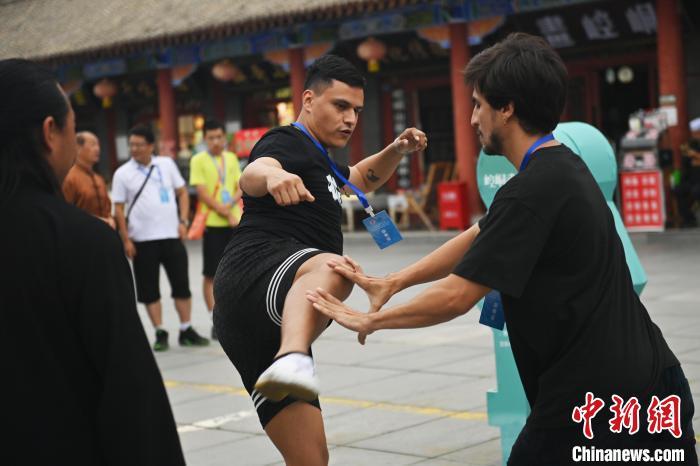 7月14日，甘肅省平?jīng)鍪嗅轻忌骄皡^(qū)內(nèi)，外籍武術(shù)愛好者切磋武藝。7月13日至14日，“2024年北京體育大學(xué)第十五屆國際武術(shù)比賽交流大會暨首屆崆峒山國際武術(shù)大會”舉行，大會也在崆峒山景區(qū)進(jìn)行問道崆峒、武術(shù)高級研修班、崆峒拜師等系列活動。中新社記者 李亞龍 攝