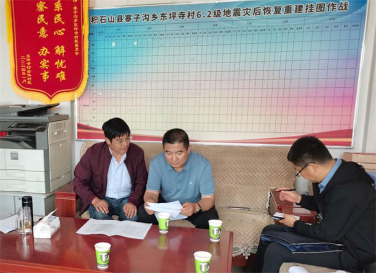 州縣紀(jì)委監(jiān)委機(jī)關(guān)聯(lián)合督查組對(duì)下沉干部 、駐村干部 、包村組長(zhǎng)、村干部 “四級(jí)”干部履職到崗情況，以及工作日志和民情臺(tái)賬、訴求臺(tái)賬進(jìn)行日常監(jiān)督檢查，壓實(shí)工作責(zé)任。.jpg