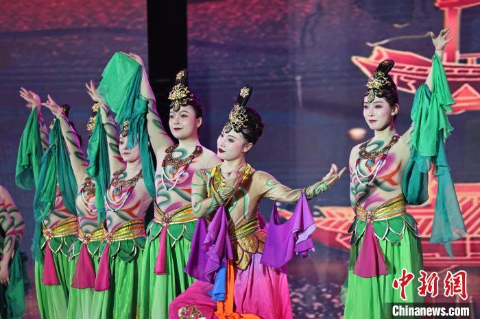 7月19日晚，第五屆黃河之濱文藝展演在蘭州體育文化廣場(chǎng)開(kāi)幕。圖為開(kāi)幕式演出敦煌舞蹈。張曦予 攝