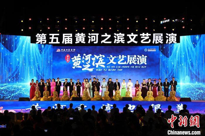 7月19日晚，第五屆黃河之濱文藝展演在蘭州體育文化廣場(chǎng)開(kāi)幕。張曦予 攝