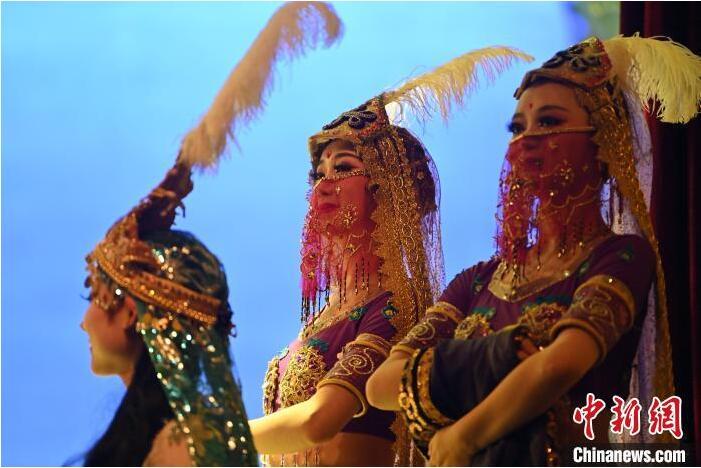 7月18日晚，中國經(jīng)典舞劇《絲路花雨》在甘肅蘭州黃河劇院進(jìn)行演出。中國經(jīng)典舞劇《絲路花雨》迎來45周年，7月17日-8月4日在蘭州開啟為期多天的駐場演出。該舞劇取材于敦煌莫高窟壁畫，集中國霓裳羽衣舞、敦煌舞、印度舞、黑巾舞、波斯馬鈴舞等于一身，自1979年演出至今，該劇先后在40多個國家和地區(qū)演出近4000場，觀眾550多萬人次。中新社記者 李亞龍 攝</p>
<p>