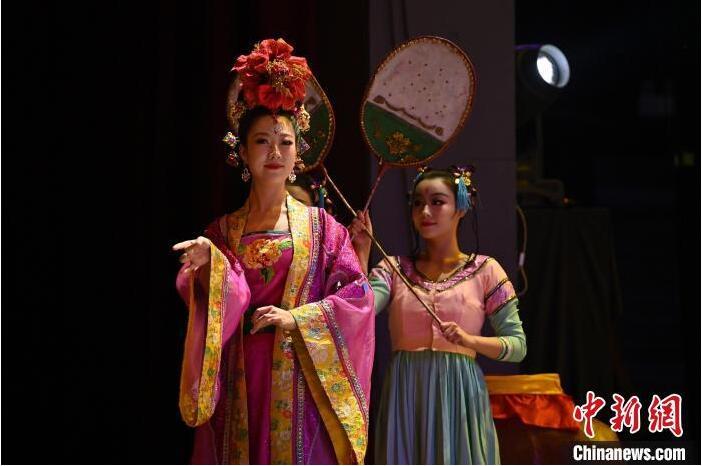 7月18日晚，中國經(jīng)典舞劇《絲路花雨》在甘肅蘭州黃河劇院進(jìn)行演出。中國經(jīng)典舞劇《絲路花雨》迎來45周年，7月17日-8月4日在蘭州開啟為期多天的駐場演出。該舞劇取材于敦煌莫高窟壁畫，集中國霓裳羽衣舞、敦煌舞、印度舞、黑巾舞、波斯馬鈴舞等于一身，自1979年演出至今，該劇先后在40多個國家和地區(qū)演出近4000場，觀眾550多萬人次。中新社記者 李亞龍 攝</p>
<p>