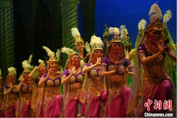 7月18日晚，中國經(jīng)典舞劇《絲路花雨》在甘肅蘭州黃河劇院進(jìn)行演出。中國經(jīng)典舞劇《絲路花雨》迎來45周年，7月17日-8月4日在蘭州開啟為期多天的駐場演出。該舞劇取材于敦煌莫高窟壁畫，集中國霓裳羽衣舞、敦煌舞、印度舞、黑巾舞、波斯馬鈴舞等于一身，自1979年演出至今，該劇先后在40多個國家和地區(qū)演出近4000場，觀眾550多萬人次。中新社記者 李亞龍 攝</p>
<p>