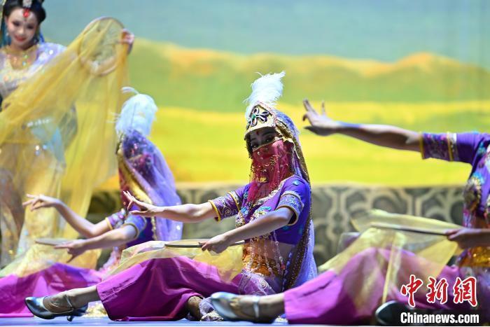 7月18日晚，中國經(jīng)典舞劇《絲路花雨》在甘肅蘭州黃河劇院進(jìn)行演出。中國經(jīng)典舞劇《絲路花雨》迎來45周年，7月17日-8月4日在蘭州開啟為期多天的駐場演出。該舞劇取材于敦煌莫高窟壁畫，集中國霓裳羽衣舞、敦煌舞、印度舞、黑巾舞、波斯馬鈴舞等于一身，自1979年演出至今，該劇先后在40多個國家和地區(qū)演出近4000場，觀眾550多萬人次。中新社記者 李亞龍 攝</p>
<p>