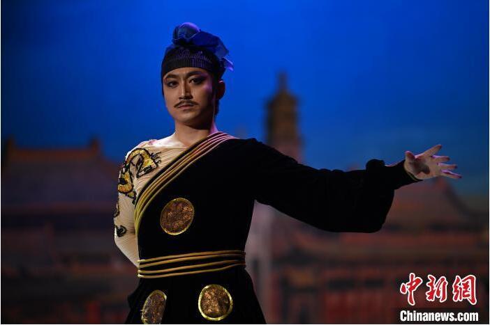 7月18日晚，中國經(jīng)典舞劇《絲路花雨》在甘肅蘭州黃河劇院進(jìn)行演出。中國經(jīng)典舞劇《絲路花雨》迎來45周年，7月17日-8月4日在蘭州開啟為期多天的駐場演出。該舞劇取材于敦煌莫高窟壁畫，集中國霓裳羽衣舞、敦煌舞、印度舞、黑巾舞、波斯馬鈴舞等于一身，自1979年演出至今，該劇先后在40多個國家和地區(qū)演出近4000場，觀眾550多萬人次。中新社記者 李亞龍 攝