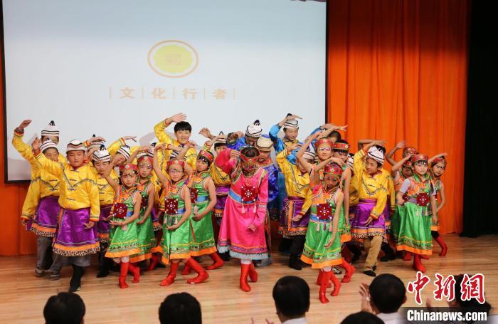 圖為蘭州大學文化行者團隊走進民族社區(qū)，開展系列活動。(資料圖)蘭州大學供圖