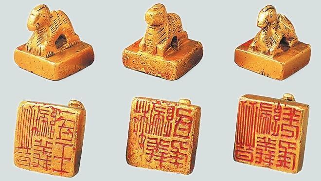 從左至右依次為“晉歸義羌侯”金印、“晉歸義氐王”金印、“魏歸義氐侯”金印