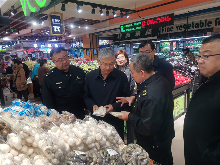 圖為市委常委、市紀(jì)委書記、市監(jiān)委主任張學(xué)勇調(diào)研食品安全責(zé)任包保企業(yè)西部天地商貿(mào)有限責(zé)任公司.jpg